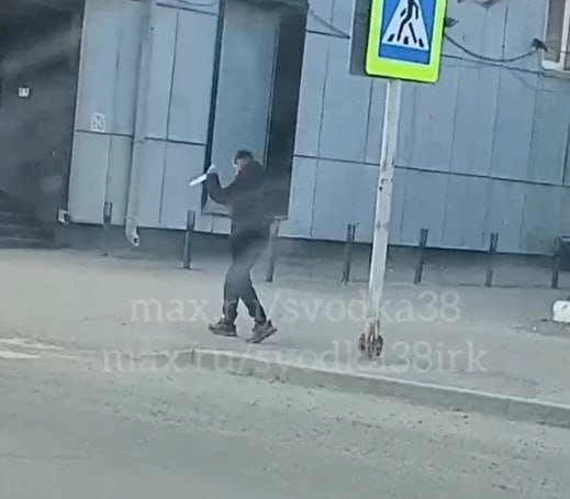 Мужчину, размахивавшего предметом, похожим на нож задержали в Ангарске Канал в МАХ (12+) Svodka38