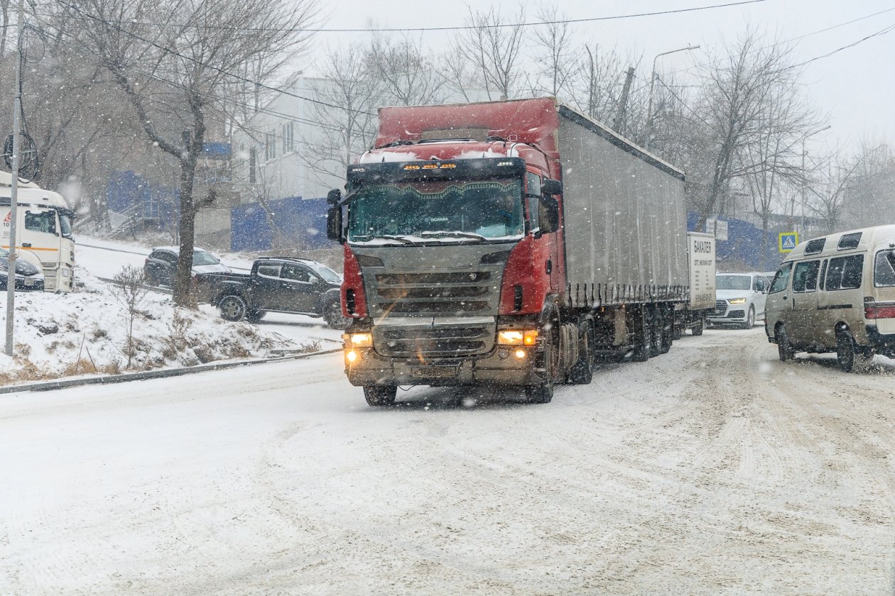 Движение автобусов и большегрузов ограничили на трассе Р-258 &quotБайкал&quot из-за непогоды Евгений  Кулешов, ИА PrimaMedia.ru