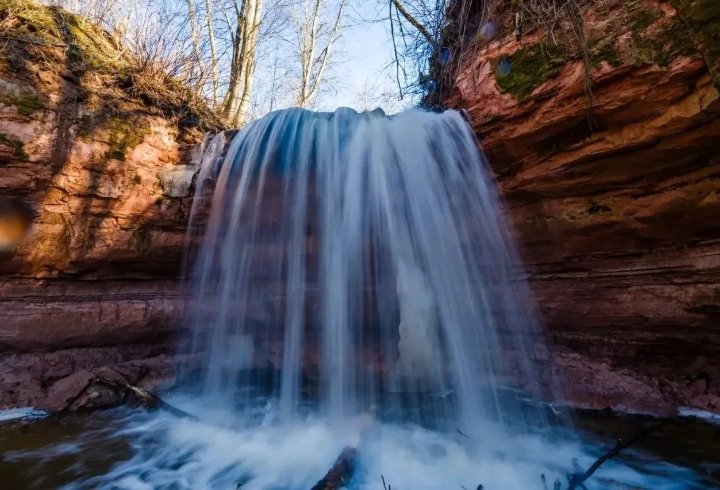 Сбросил лед: показали живописные кадры &quotожившего&quot водопада в одном из регионов России Канал в МАХ (12+) губернатор Ленобласти