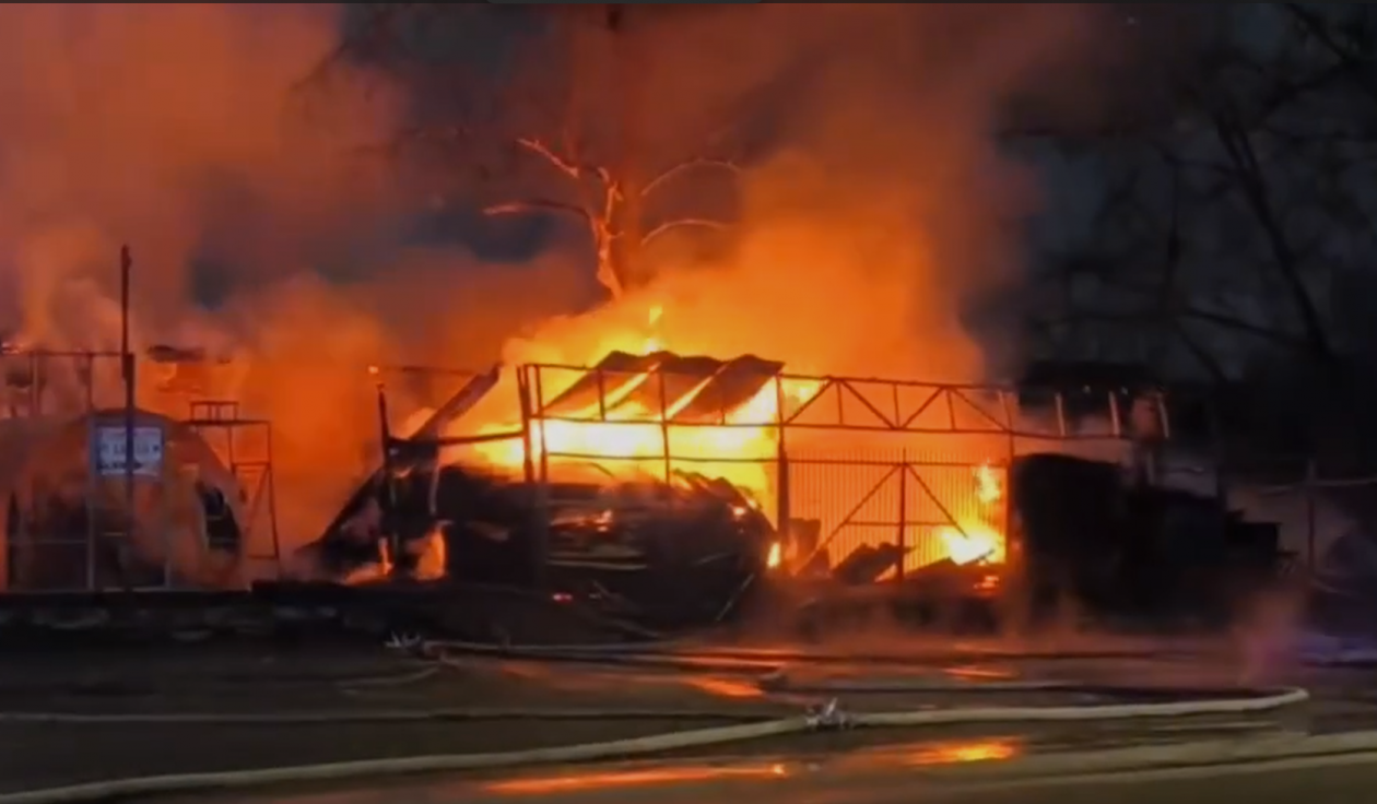 Крупный пожар вспыхнул на &quotСатурне&quot в Ангарске Тг-канал (18+) Инцидент Ангарск ЧП