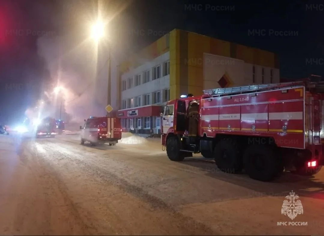 Подростки забираются в сгоревший ТЦ в Ангарске — полиция проводит проверку Пресс-служба ГУ МЧС России по Иркутской области