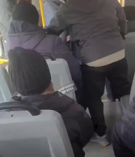 Пассажир автобуса ударил подростка и угрожал пенсионерке в Ангарске Скриншот видео из соцсетей