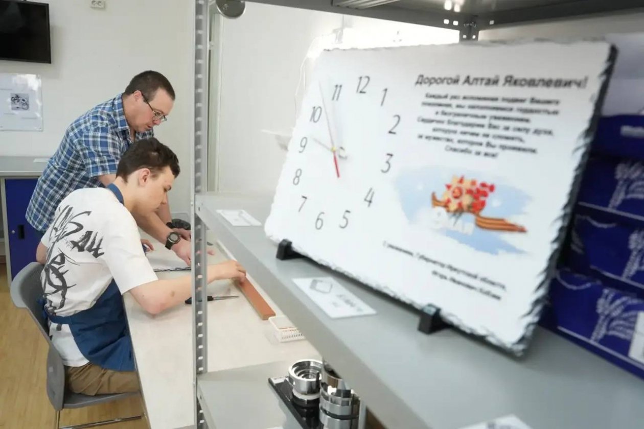 Особые мастера из Приангарья изготавливают трогательные подарки ко Дню Победы Пресс-служба облправительства