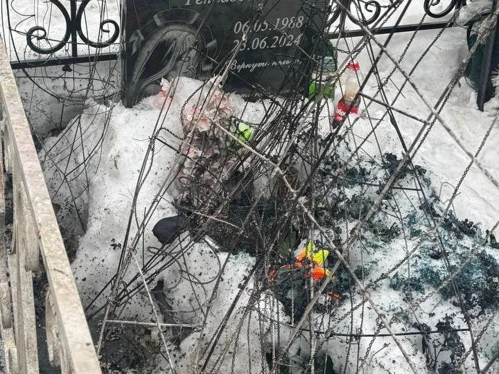 Повреждённые после поджога могилы бойцов СВО восстановили в Ангарске Пресс-служба администрации АГО