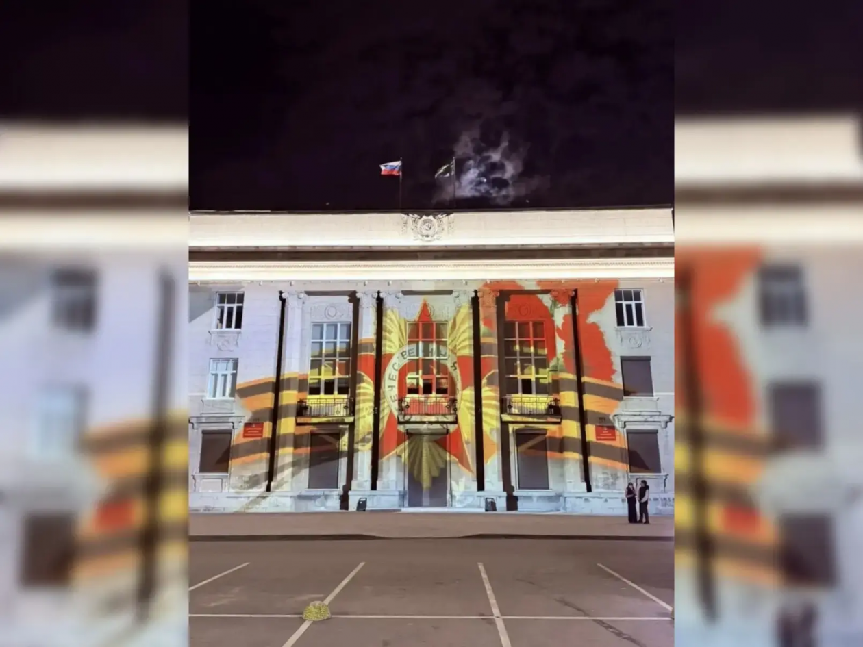 К 9 Мая праздничными видеопроекциями украсили здания и набережную в Ангарске Пресс-служба администрации АГО