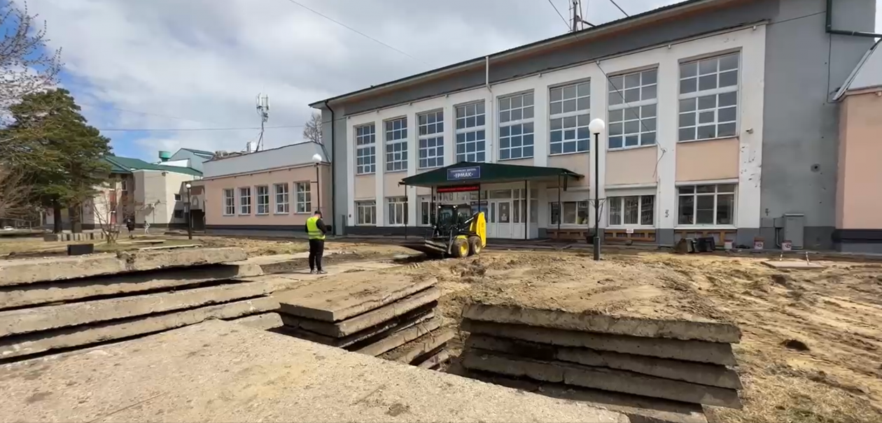 К обновлению сквера возле спортшколы &quotЕрмак&quot приступили в Ангарске Тг-канал (18+) мэра АГО Сергея Петрова