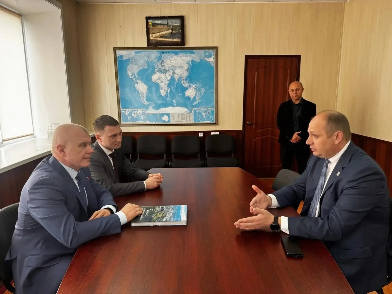 Герой России и космонавт Олег Новицкий приехал с рабочим визитом в Братск страница во &quotВКонтакте&quot (12+) Александра Дубровина