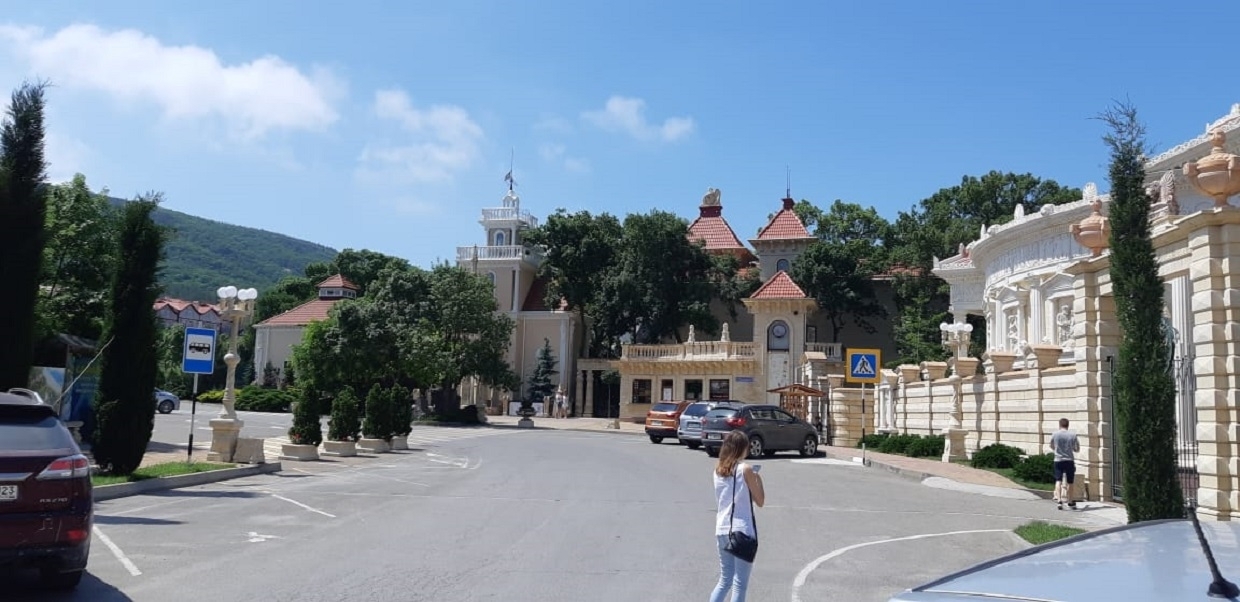 Кабардинка, Краснодарский край, люди,туризм, отдых, село, лето, дома Людмила Лата, ИА KrasnodarMedia