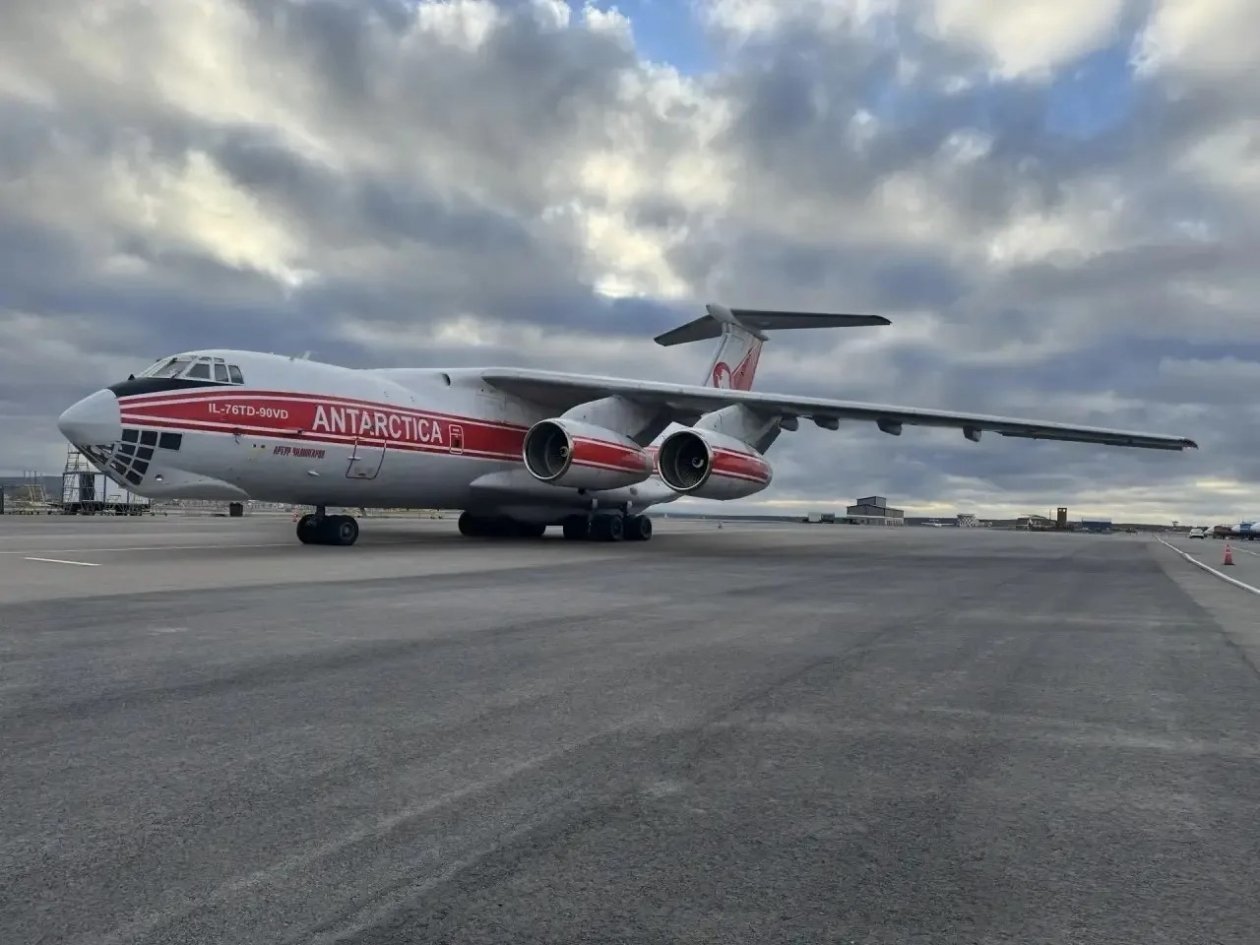 Легендарный тяжёлый транспортный самолёт ANTARCTICA приземлился в Иркутске Пресс-служба аэропорта Иркутска