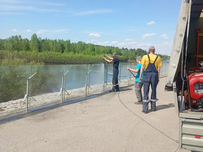 Очистку стеклянных ограждений проводят на набережной в Ангарске