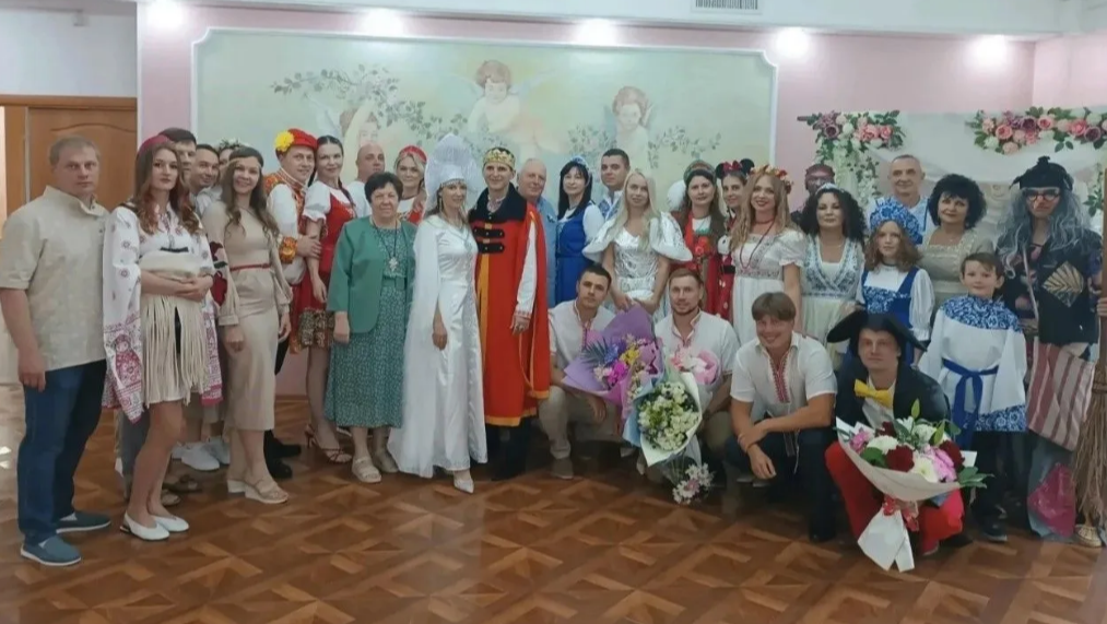 Царевич, царевна и Баба Яга: необычную свадьбу сыграли в одном из регионов России Ленинский отдел ЗАГС Саратова