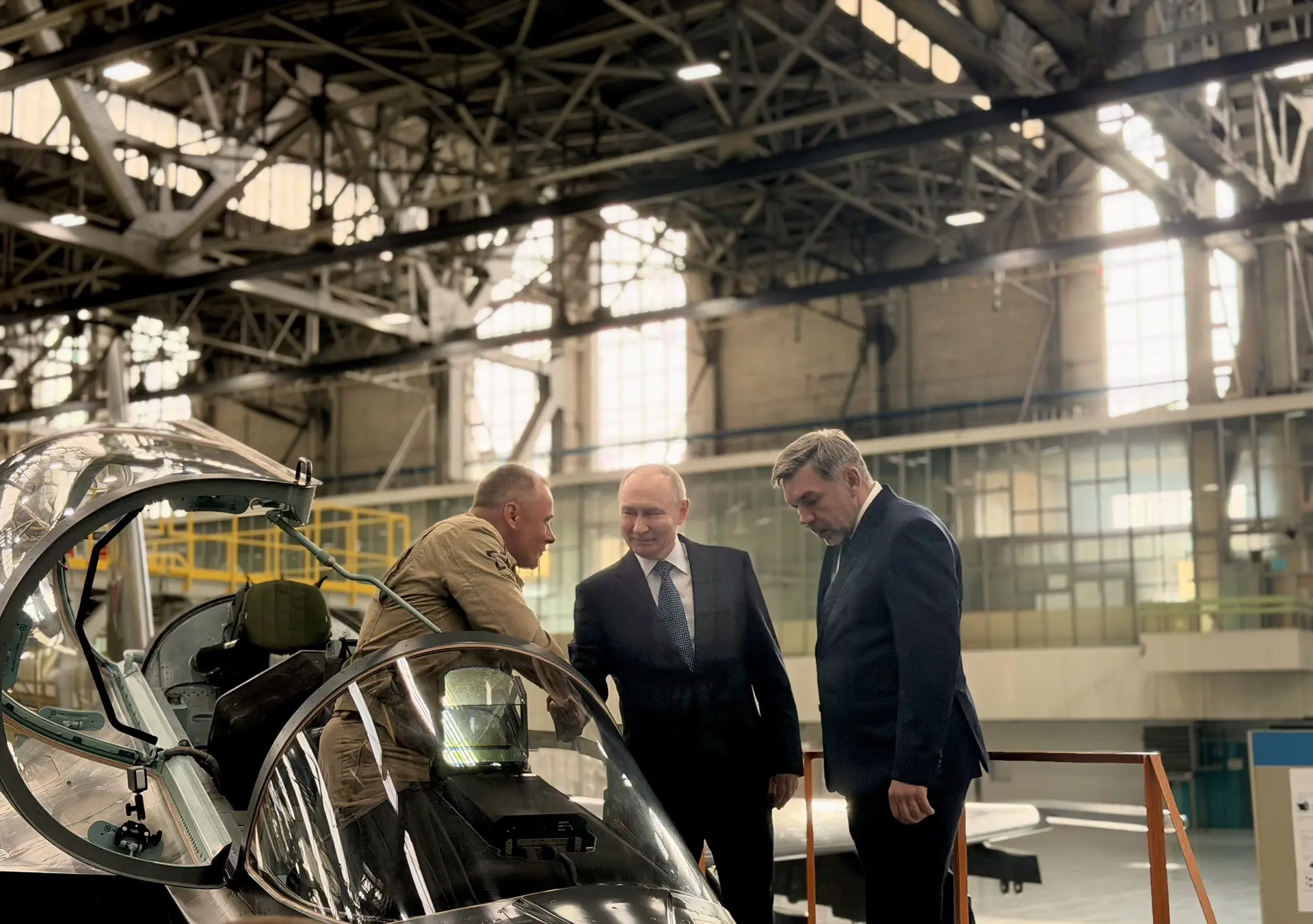Владимиру Путину впервые показали модернизированный самолет Як-130М в Иркутске Канал Объединенной авиастроительной корпорации в &quotМАКСе&quot (12+)