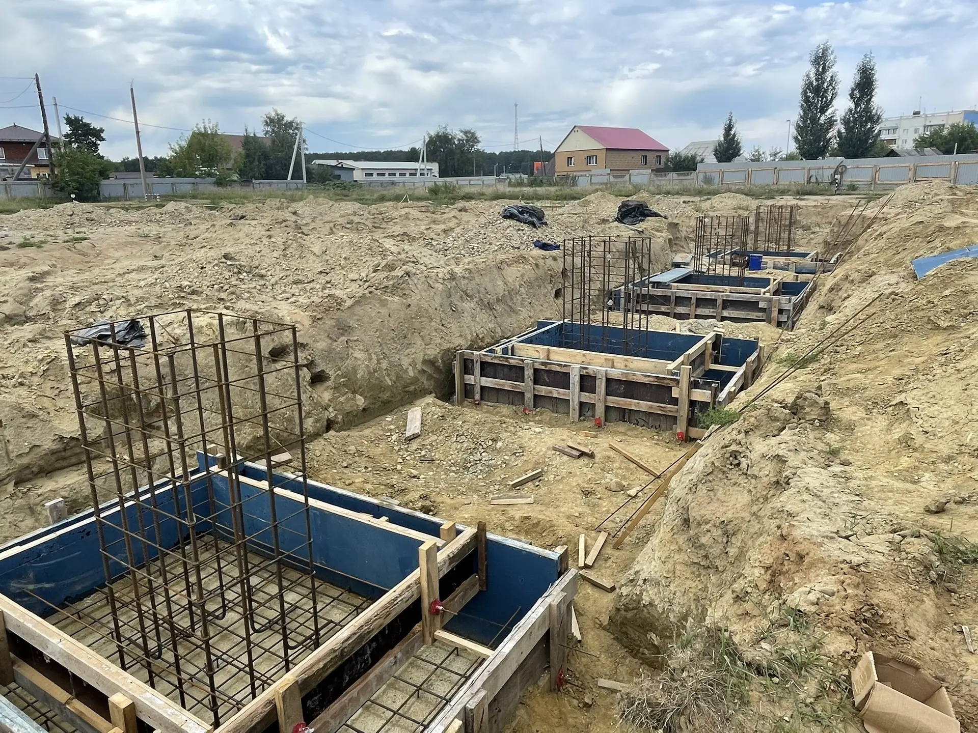 Устройство фундамента для нового ФОКа начали в Мегете Канал в МАКСе (12+) мэра АГО Сергея Петрова