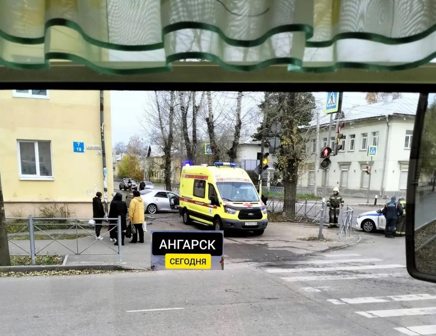 Легковушка &quotвылетела&quot на тротуар в Ангарске канал в МАКСе (12+) &quotАнгарск Сегодня | Новости Ангарска&quot